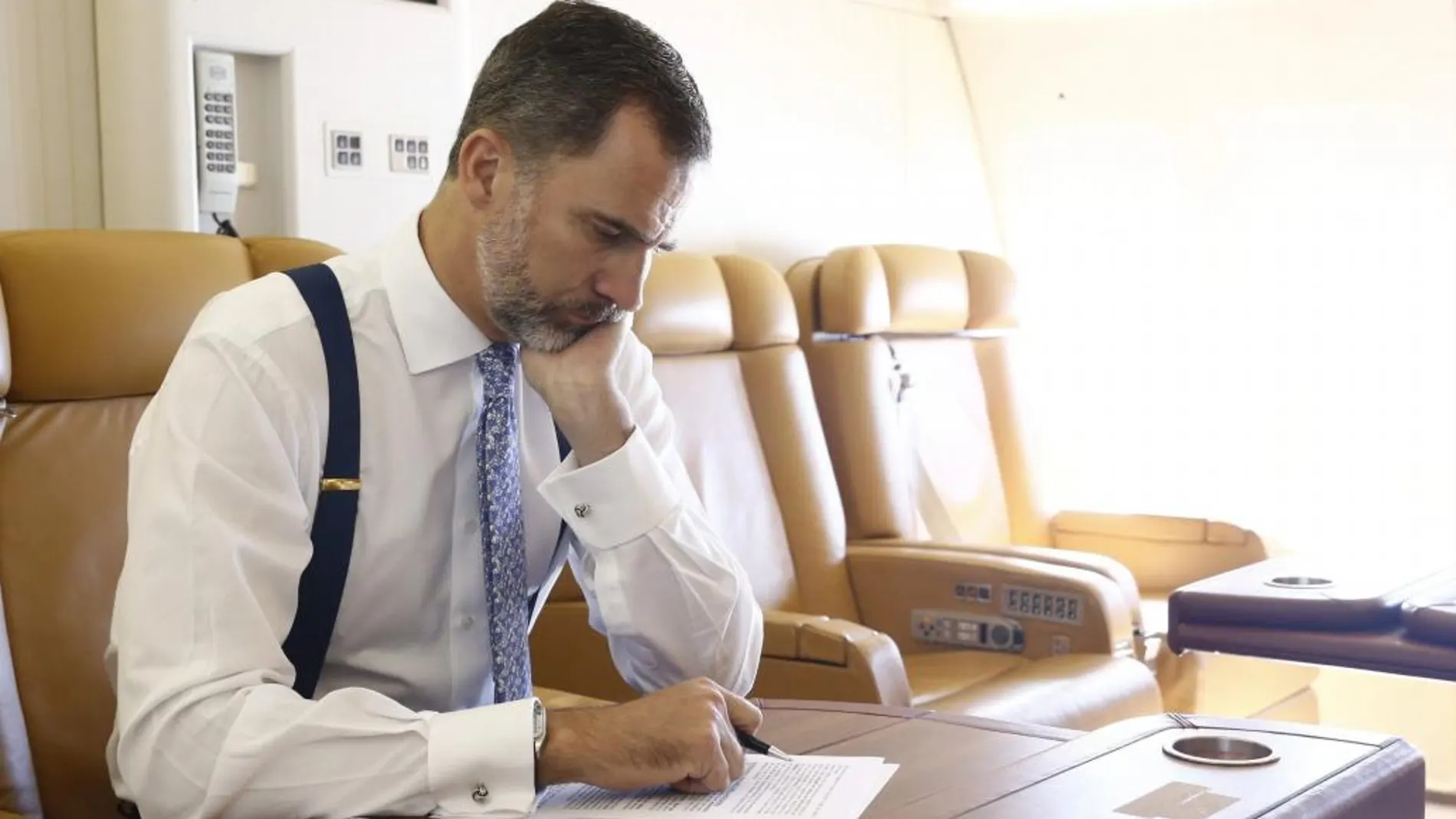 Un Rey responsable. Felipe VI escribe su discurso en el avión oficial en su viaje de Estado a París en junio de 2015