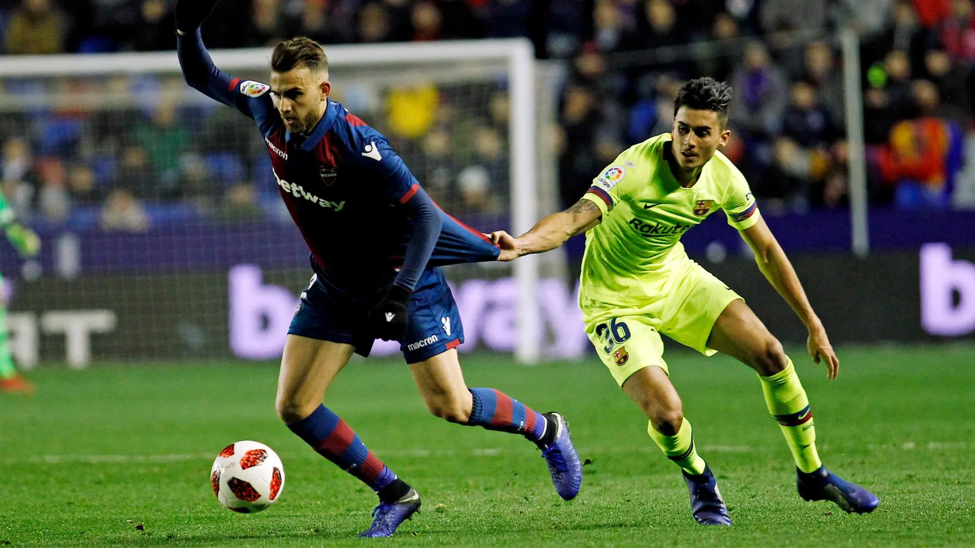 Chumi pelea un balón con Borja Mayoral en la ida de octavos