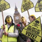 Unos manifestantes piden a los americanos que voten para evitar lo que llaman «Brexited»