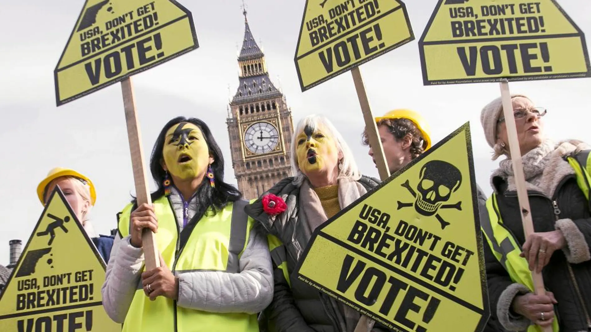Unos manifestantes piden a los americanos que voten para evitar lo que llaman «Brexited»