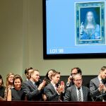 Loic Gouzer, el primero por la derecha, durante la venta del «Salvator Mundi», uno de sus éxitos profesionales
