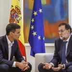 Rajoy y Sánchez, durante la reunión que ambos han mantenido hoy en el Palacio de la Moncloa para analizar las actuaciones del Estado ante las decisiones adoptadas en Cataluña