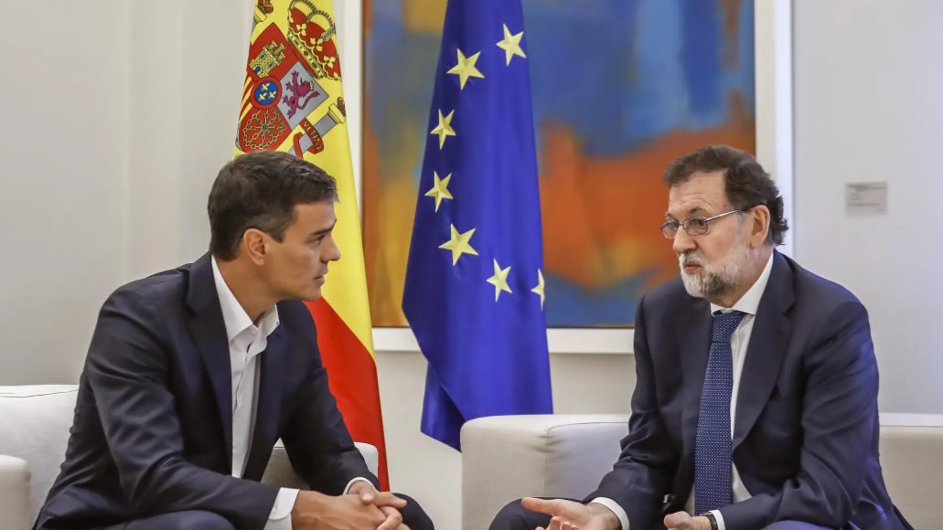 Rajoy y Sánchez, durante la reunión que ambos han mantenido hoy en el Palacio de la Moncloa para analizar las actuaciones del Estado ante las decisiones adoptadas en Cataluña