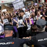 Concentración feminista contra el fallo judicial de La Manada en la Puerta del Sol, coincidiendo con el acto conmemorativo de la Fiesta del 2 de Mayo/Foto: Luis Díaz