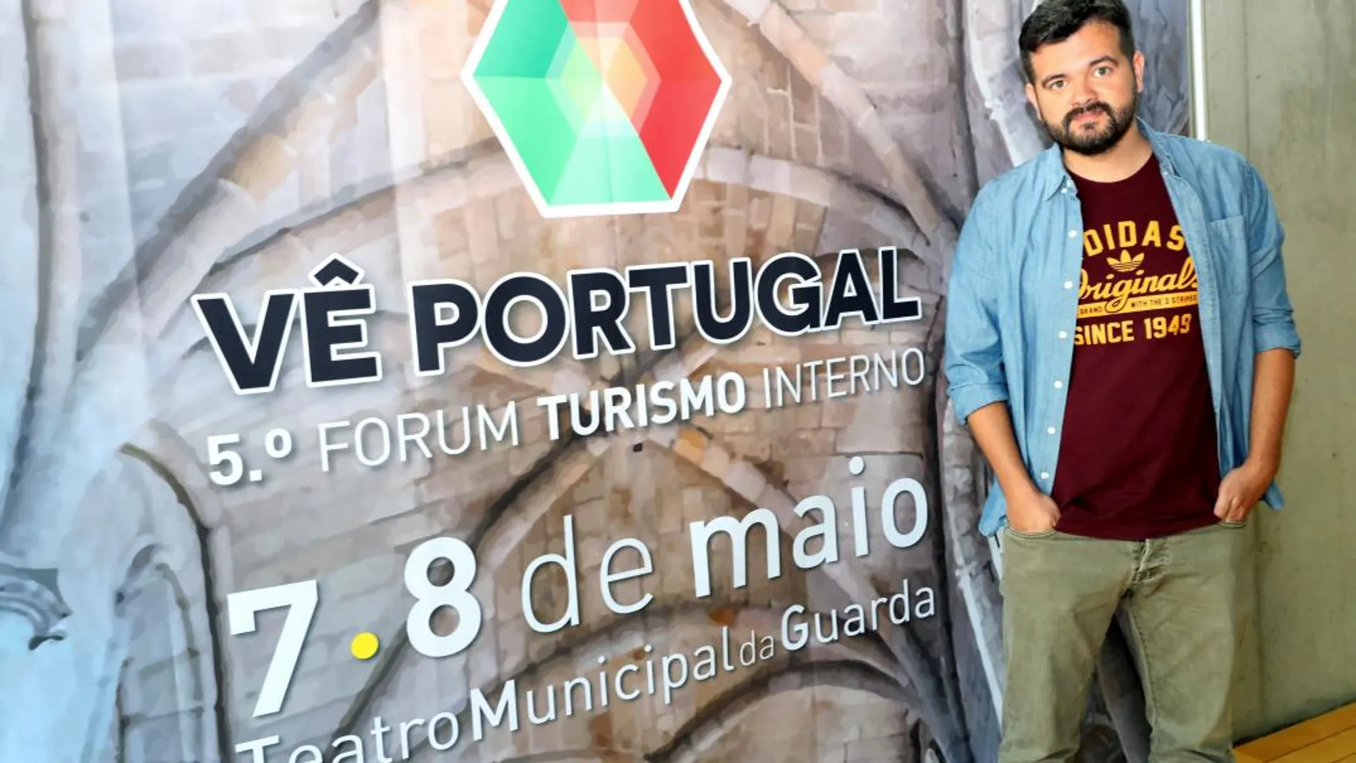 El bloguero lus, Carlos Bernardo, momentos antes de participar en el «Fórum Vê Portugal»/Efe