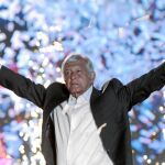 El candidato izquierdista López Obrador saluda a más de cien mil seguidores en el cierre de la campaña, celebrado en el estadio Azteca de Ciudad de México
