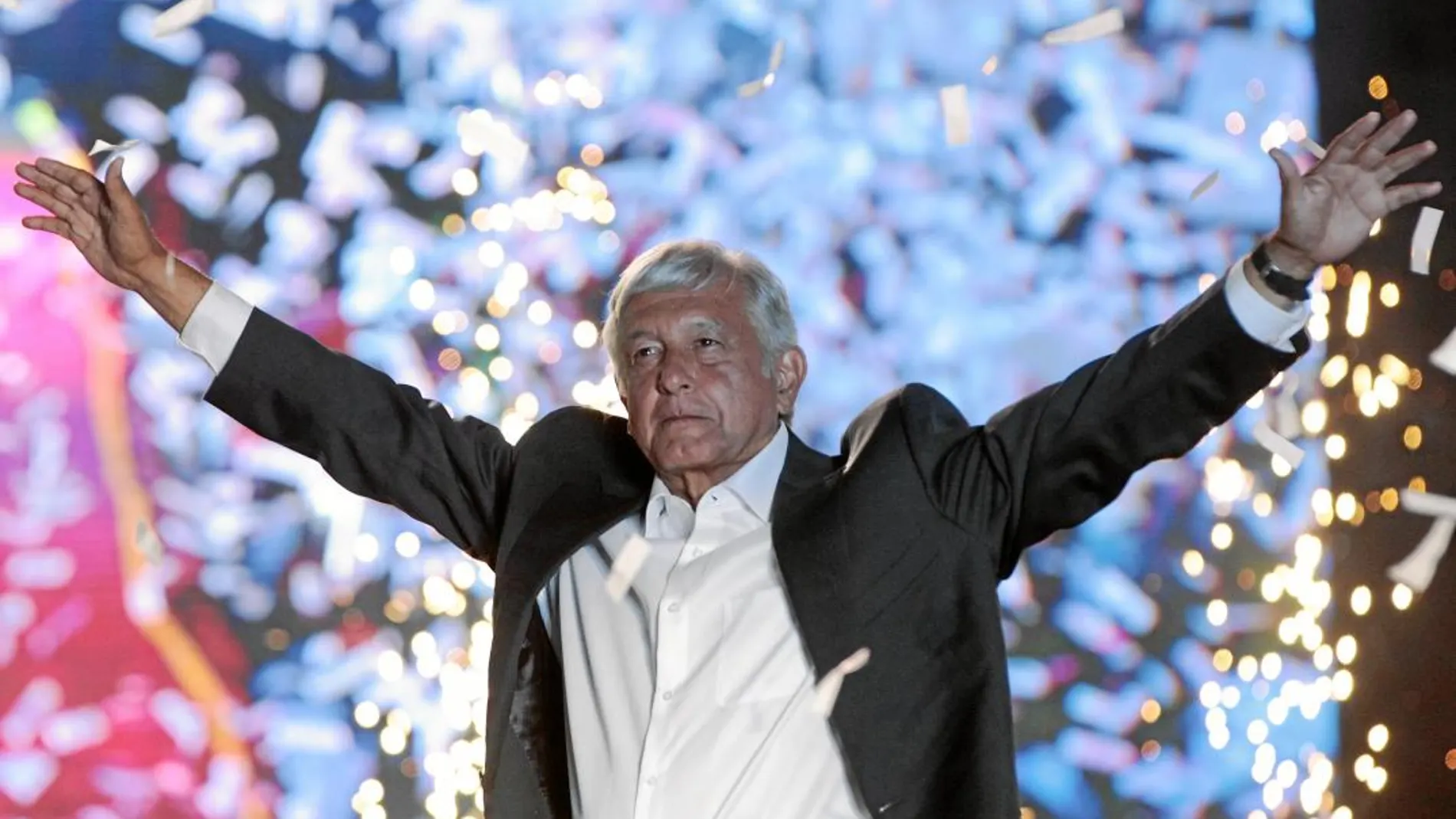 El candidato izquierdista López Obrador saluda a más de cien mil seguidores en el cierre de la campaña, celebrado en el estadio Azteca de Ciudad de México