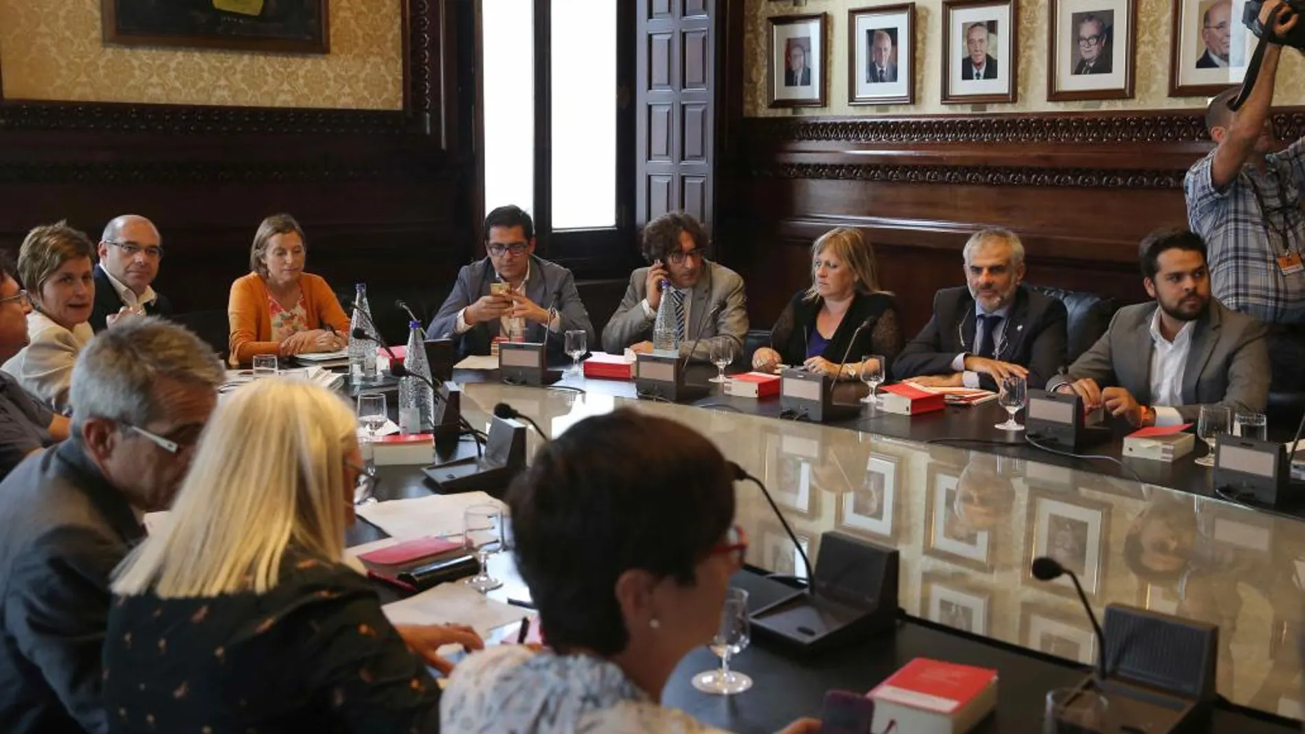 Carme Forcadell (3i), preside la Mesa del Parlament y la junta de portavoces.