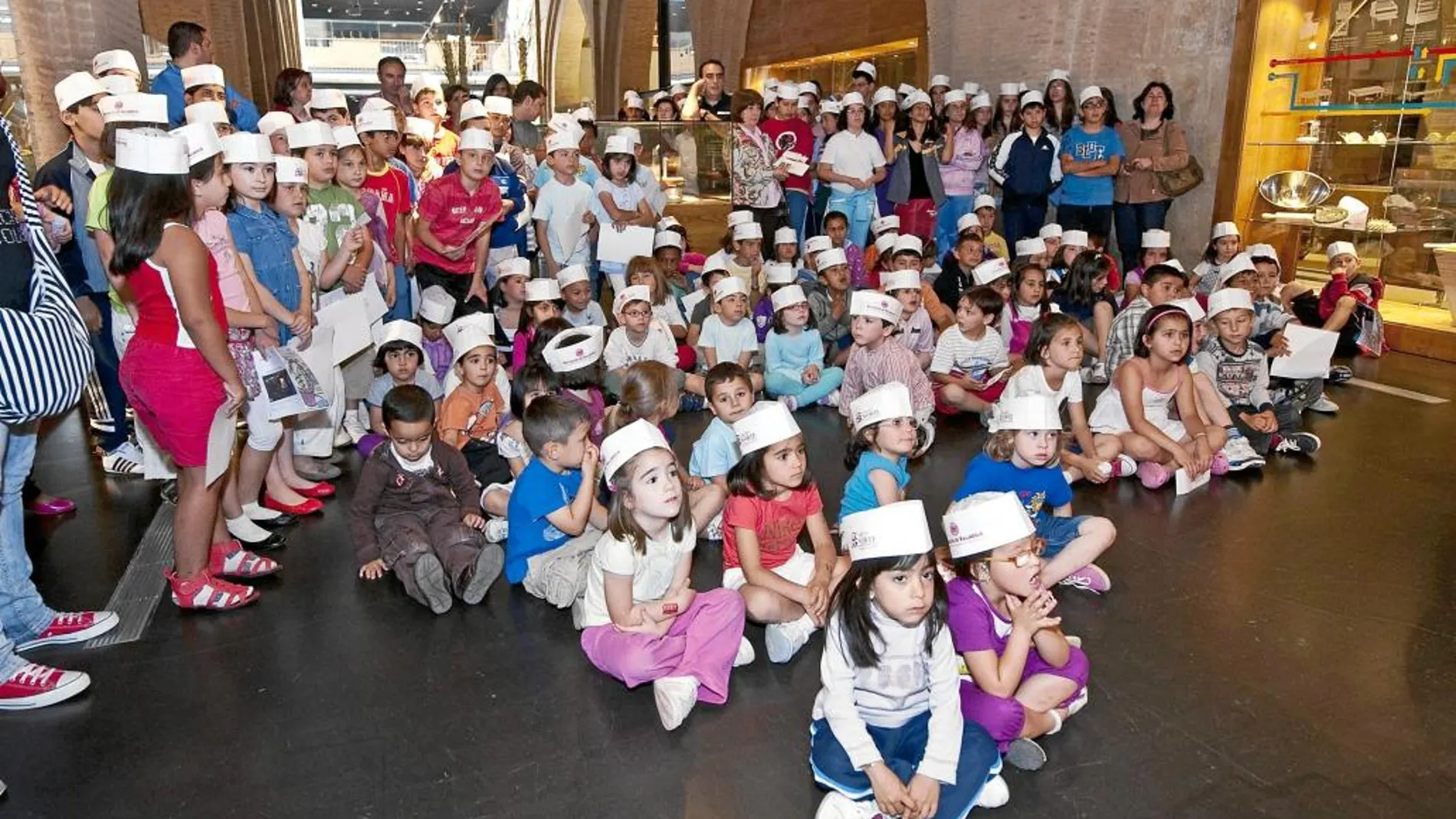 Escolares en una visita del Programa de Turismo de la Diputación en el Museo del Pan de Mayorga