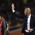 Zidane da instrucciones en el partido del Real Madrid en Anoeta