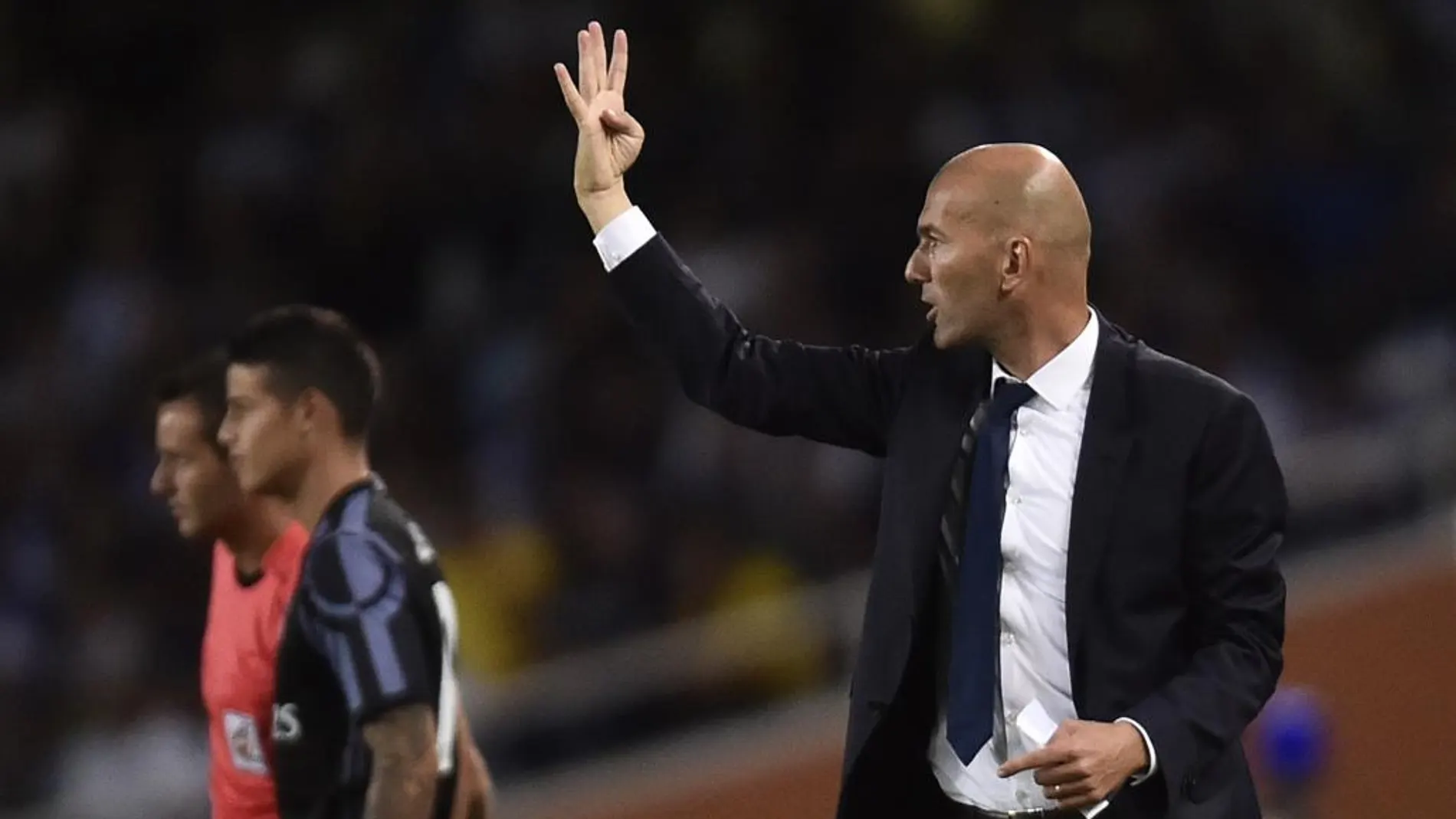 Zidane da instrucciones en el partido del Real Madrid en Anoeta