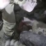 Momento en el que una niña es rescatada de entre los escombros de un edificio de Alepo