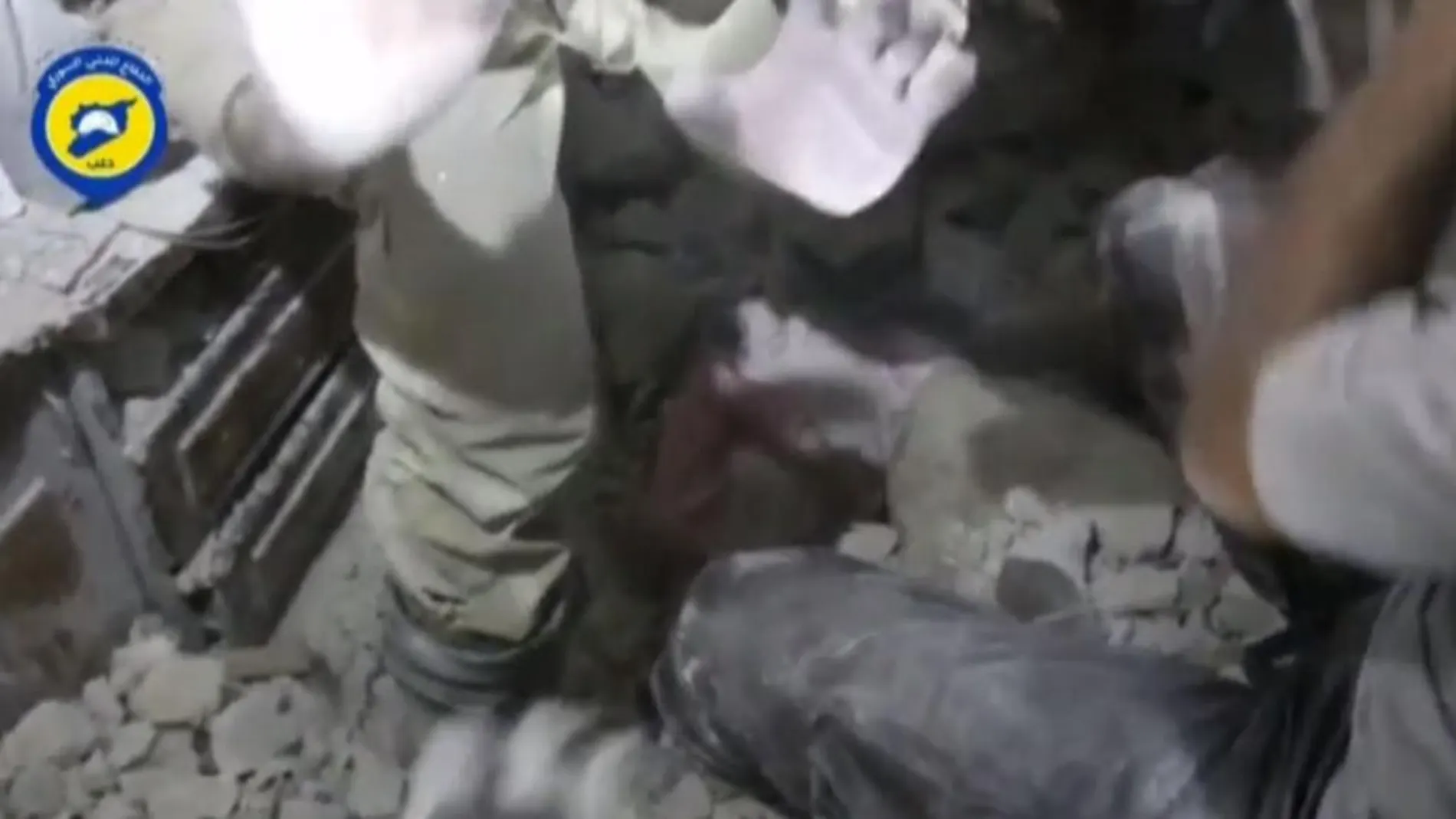 Momento en el que una niña es rescatada de entre los escombros de un edificio de Alepo