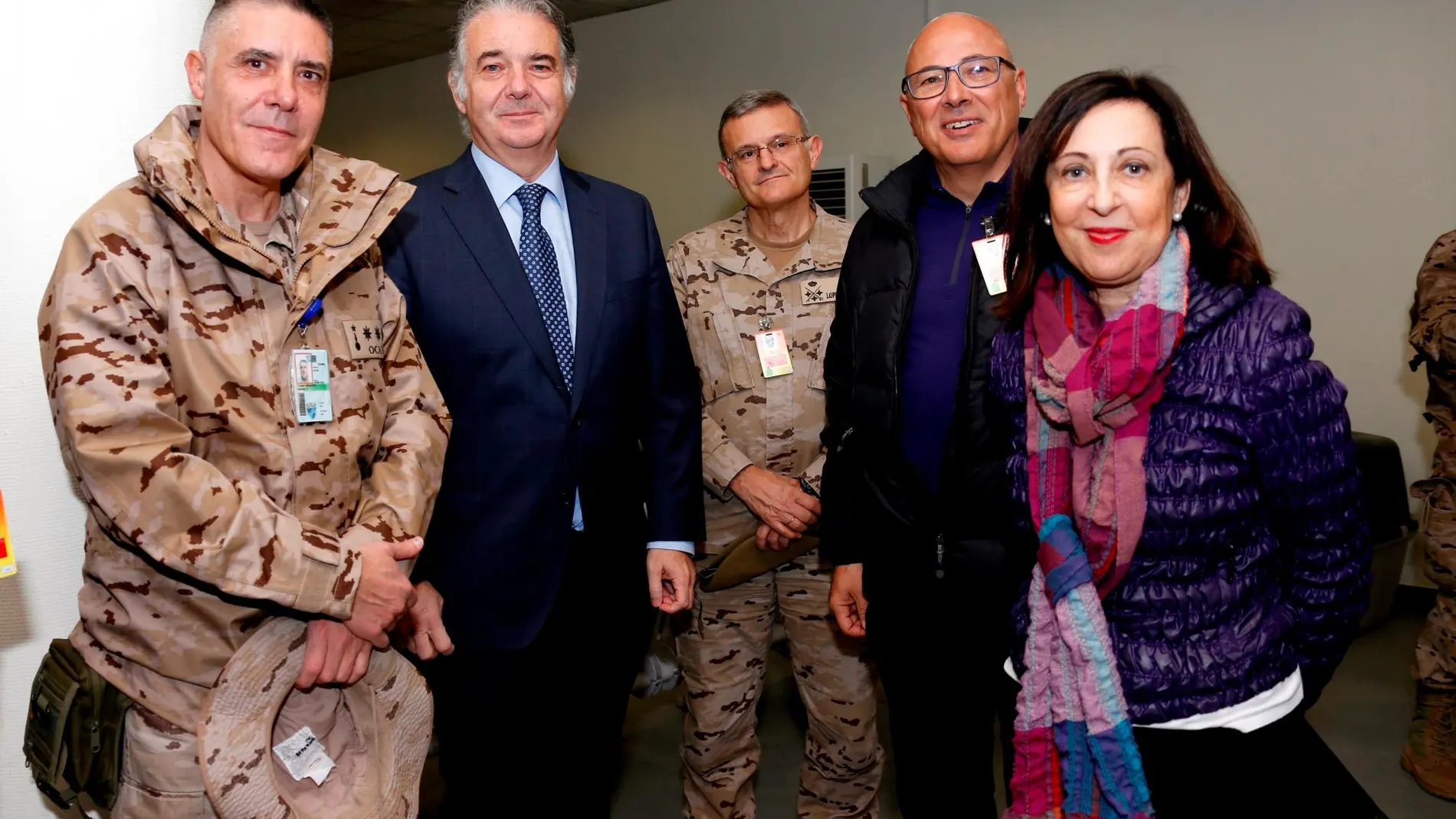 La ministra de Defensa, Margarita Robles (d) junto al secretario de Estado de Defensa, Ángel Olivares, a su llegada a Afganistán el pasado 4 de diciembre.
