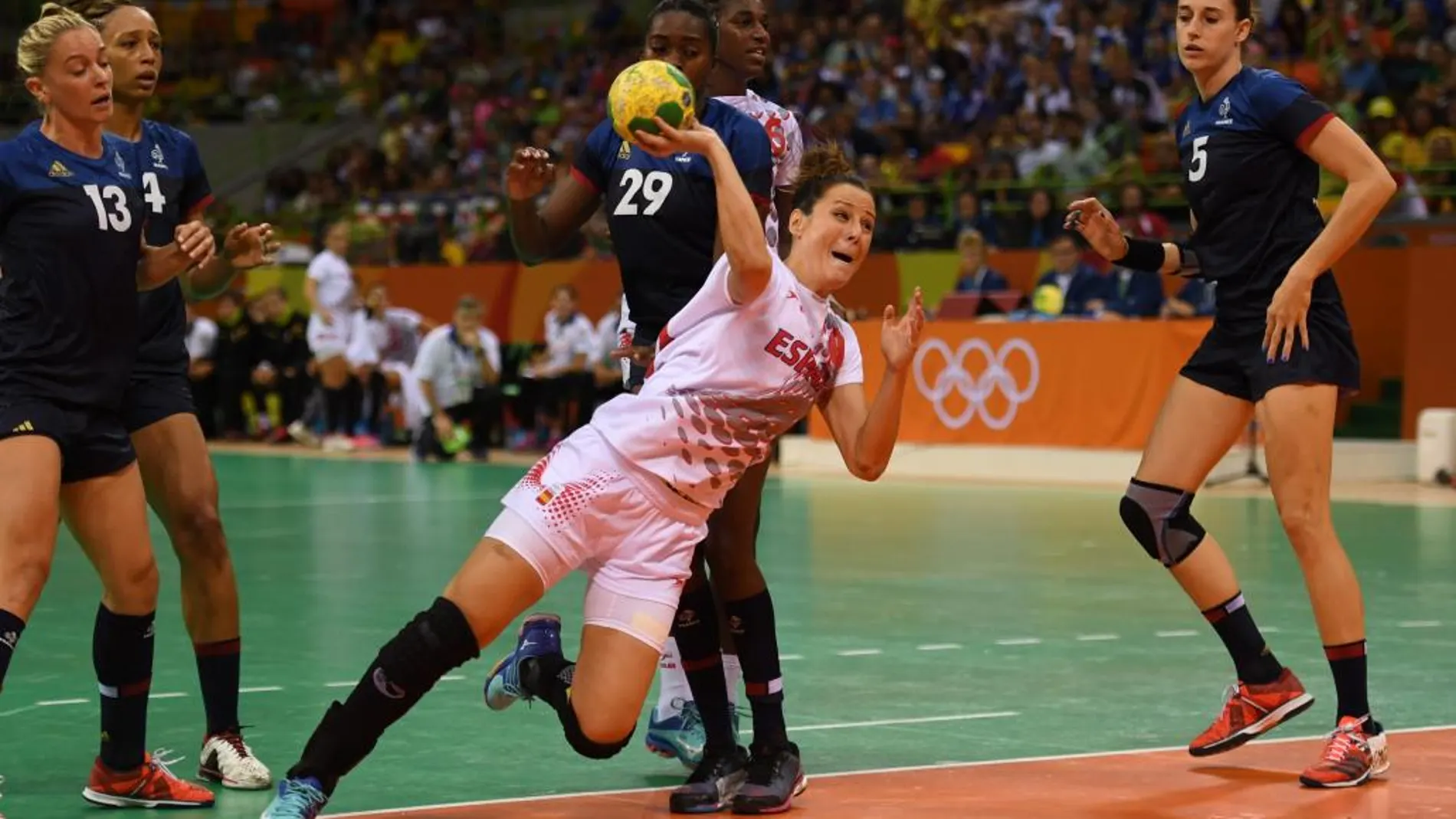 La española Macarena Aguilar realiza un lanzamiento durante el partido ante Francia.