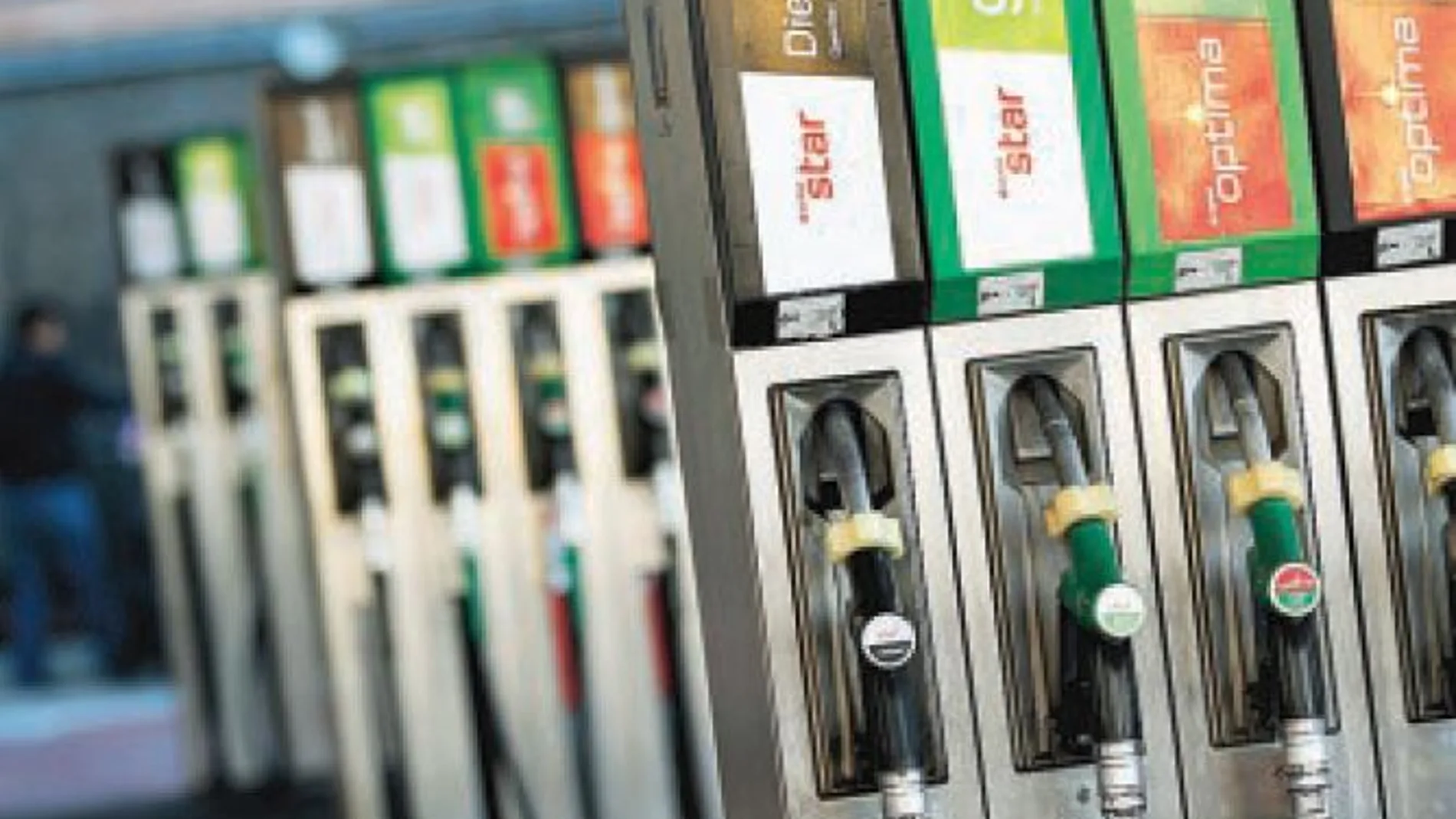 Los carburantes experimentarán un fuerte alza con el arranque del nuevo año / Reuters