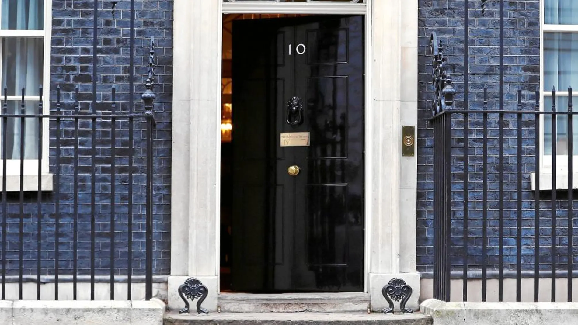 Un zorro pasa ante el número 10 de Downing Street, residencia de la «premier» Theresa May, ayer