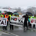Cientos de vecinos del corredor de la N-I que une la capital burgalesa con Miranda de Ebro (Burgos) se concentraron en el término municipal de Castil de Peones