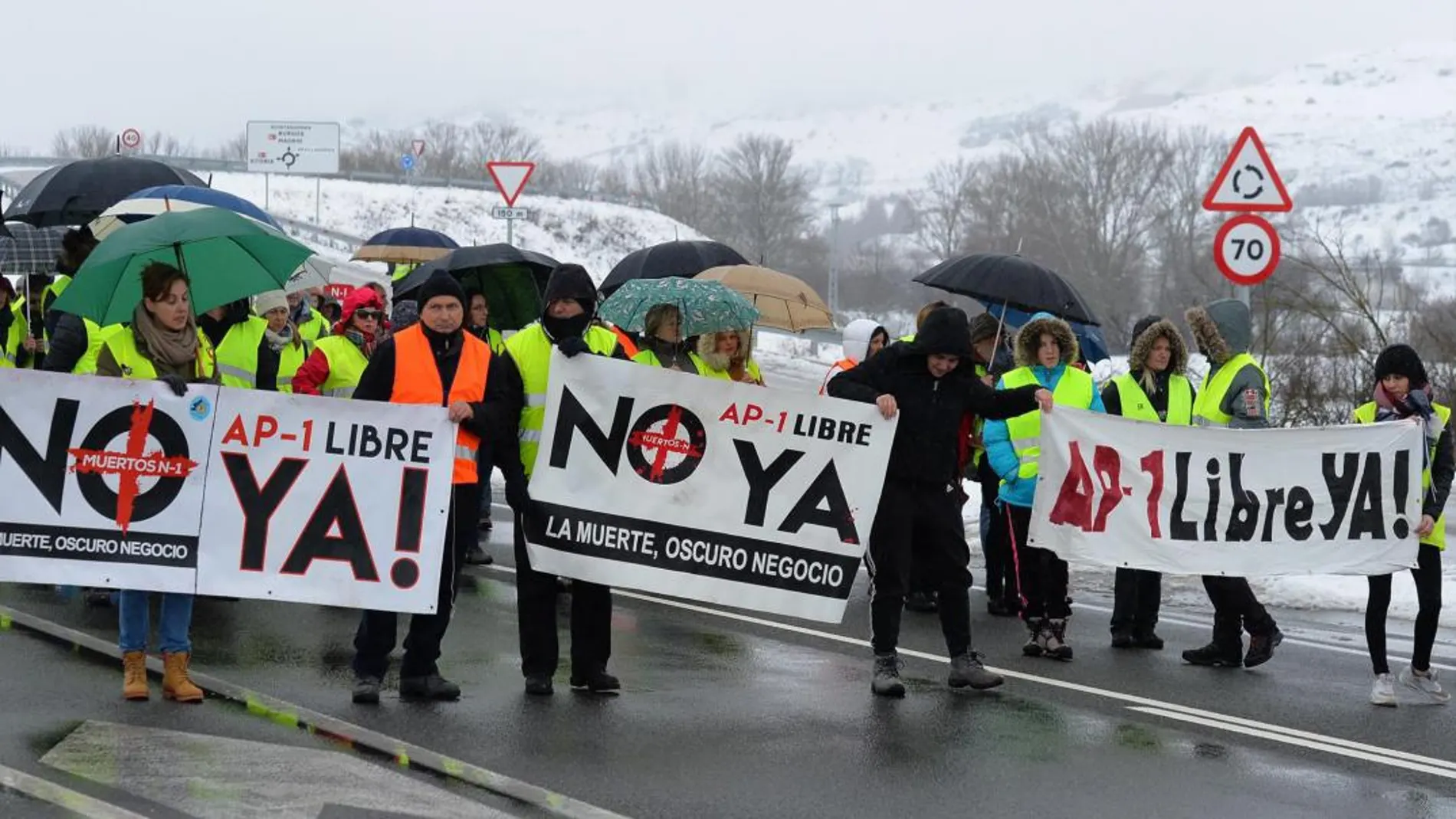 Cientos de vecinos del corredor de la N-I que une la capital burgalesa con Miranda de Ebro (Burgos) se concentraron en el término municipal de Castil de Peones