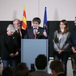 El expresidente de la Generalitat y candidato de Junts per Catalunya, Carles Puigdemont, pronuncia su discurso sobre los resultados de las elecciones regionales catalanas / Efe