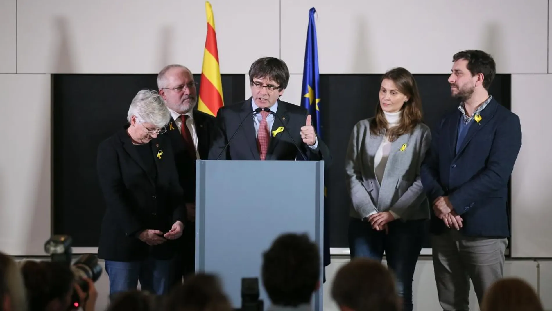 El expresidente de la Generalitat y candidato de Junts per Catalunya, Carles Puigdemont, pronuncia su discurso sobre los resultados de las elecciones regionales catalanas / Efe