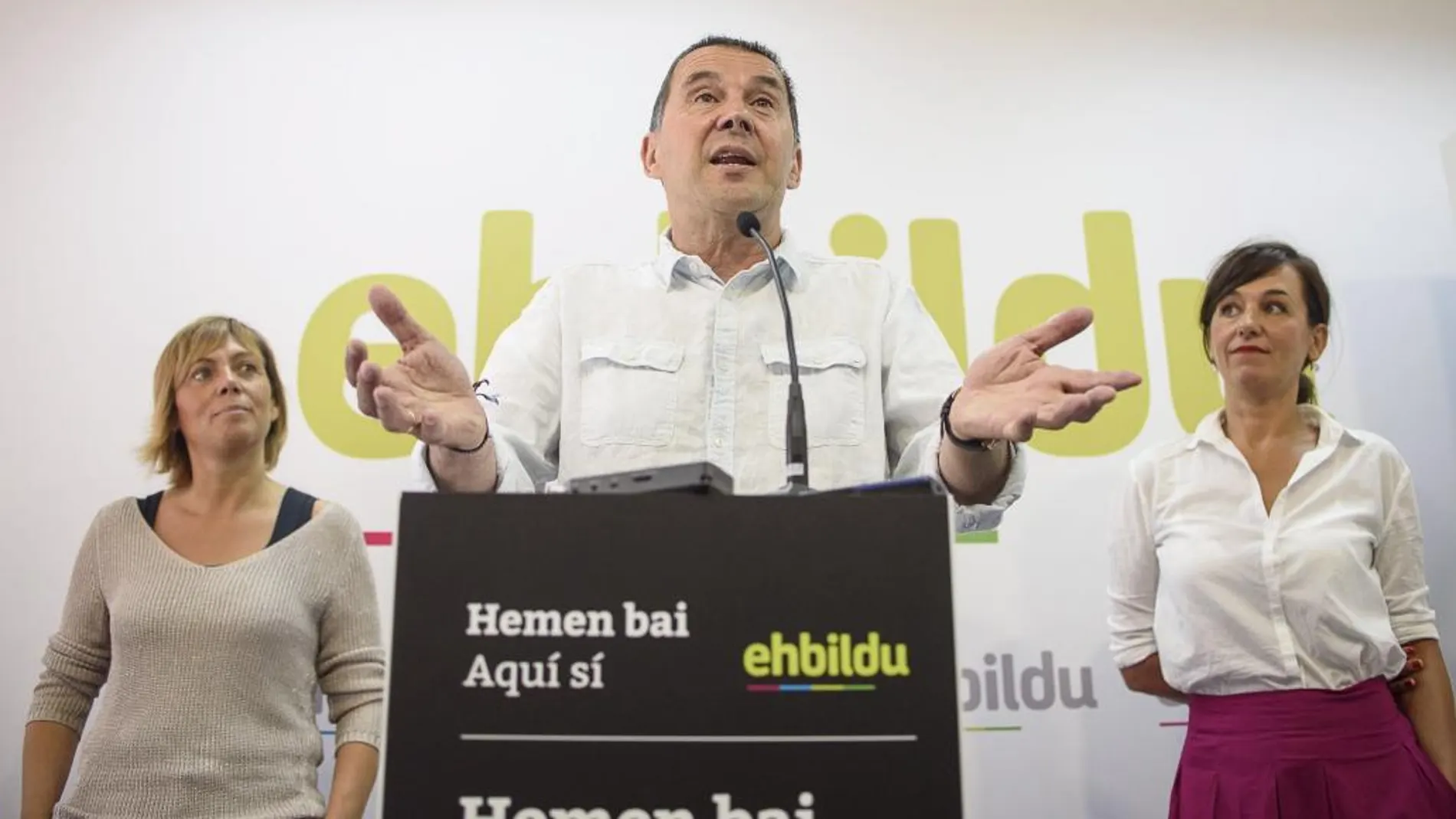 El candidato de EH Bildu a lehendakari, Arnaldo Otegi (c), presenta a los medios a la cabeza de lista por Bizkaia