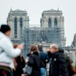Los turistas viven hoy con tristeza su visita a Notre Dame