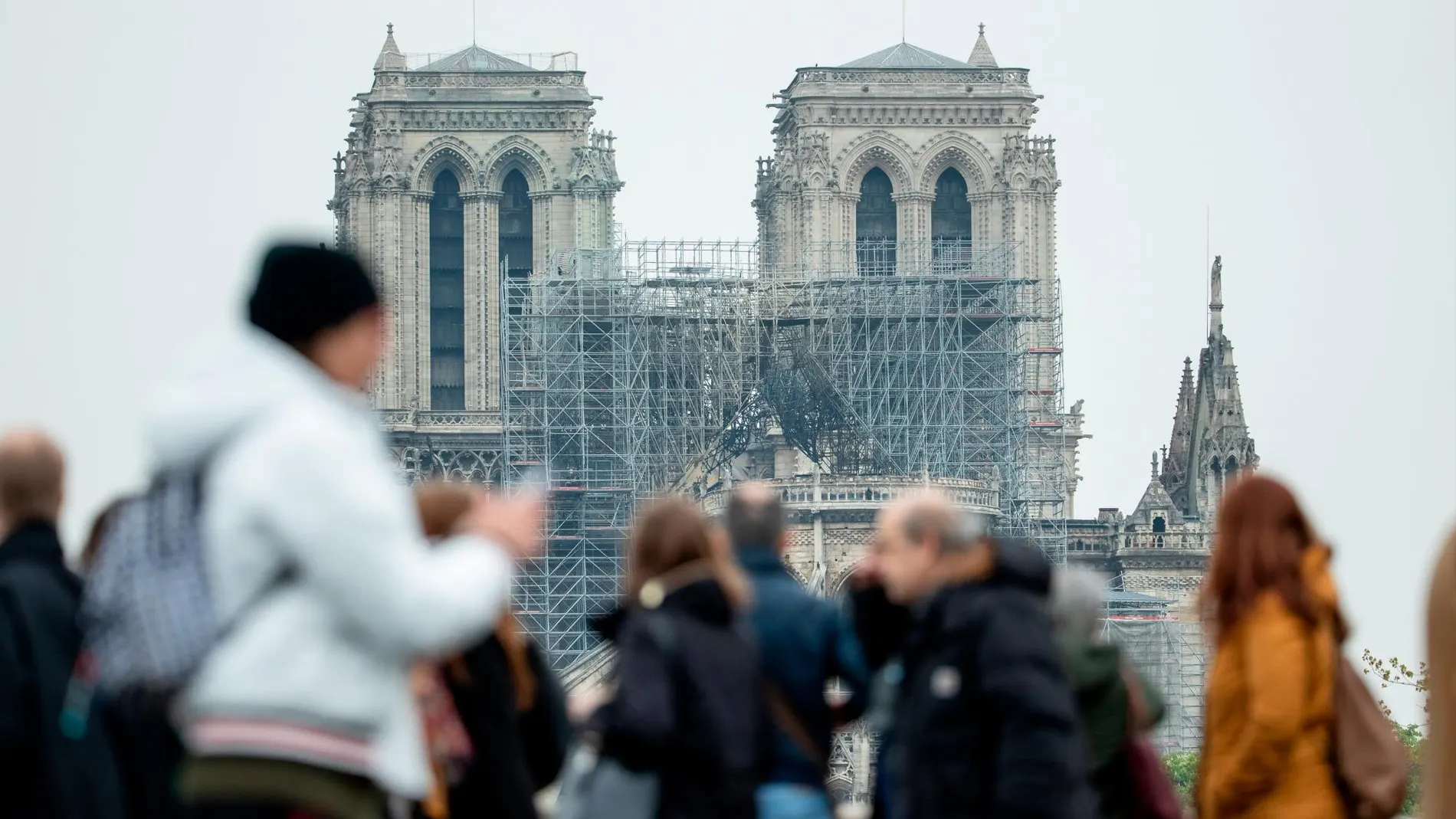 Los turistas viven hoy con tristeza su visita a Notre Dame