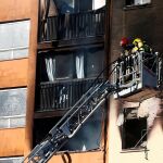 Los Bomberos han logrado controlar el incendio en un edificio de diez plantas en Badalona (Barcelona)