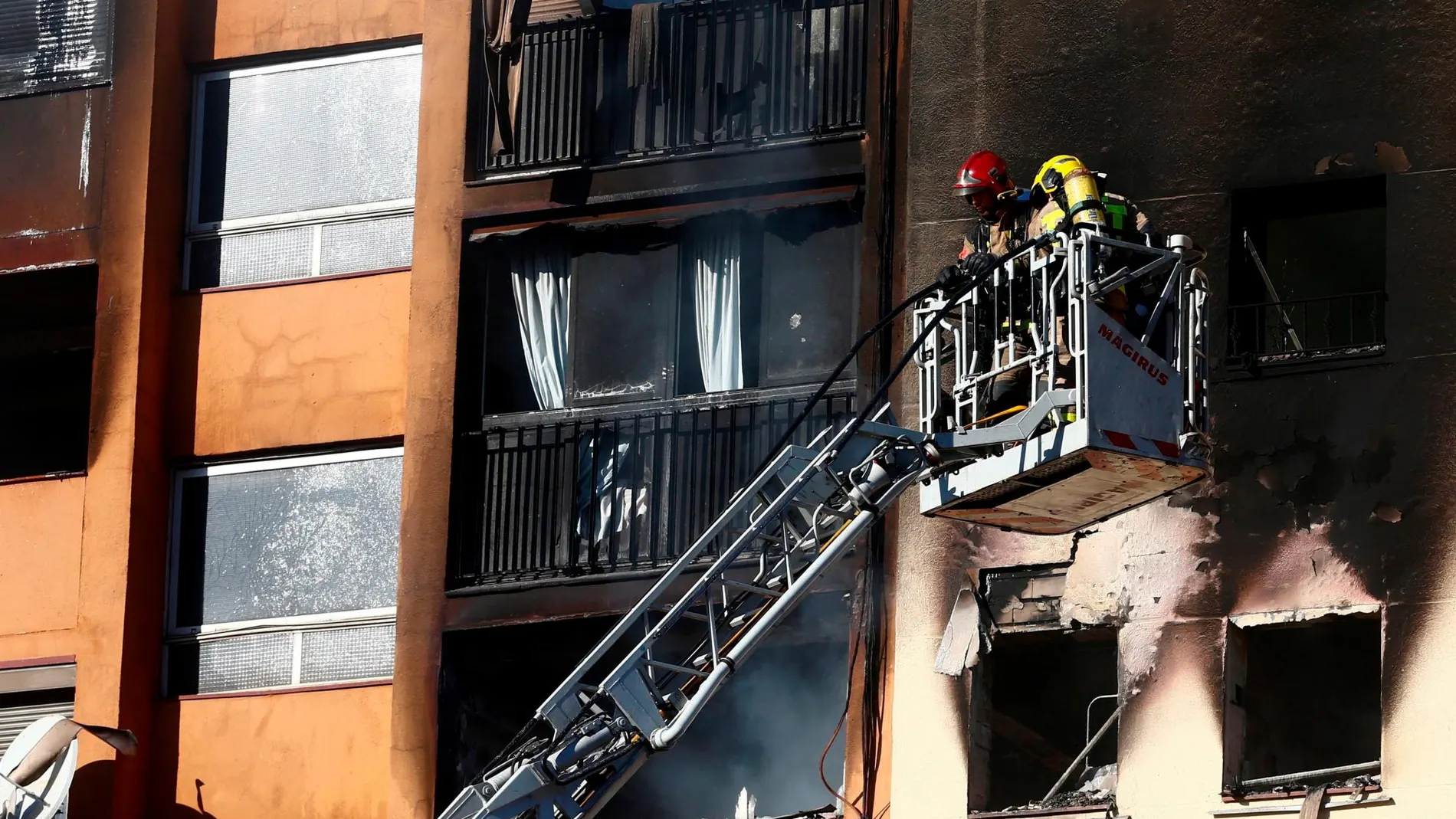 Los Bomberos han logrado controlar el incendio en un edificio de diez plantas en Badalona (Barcelona)