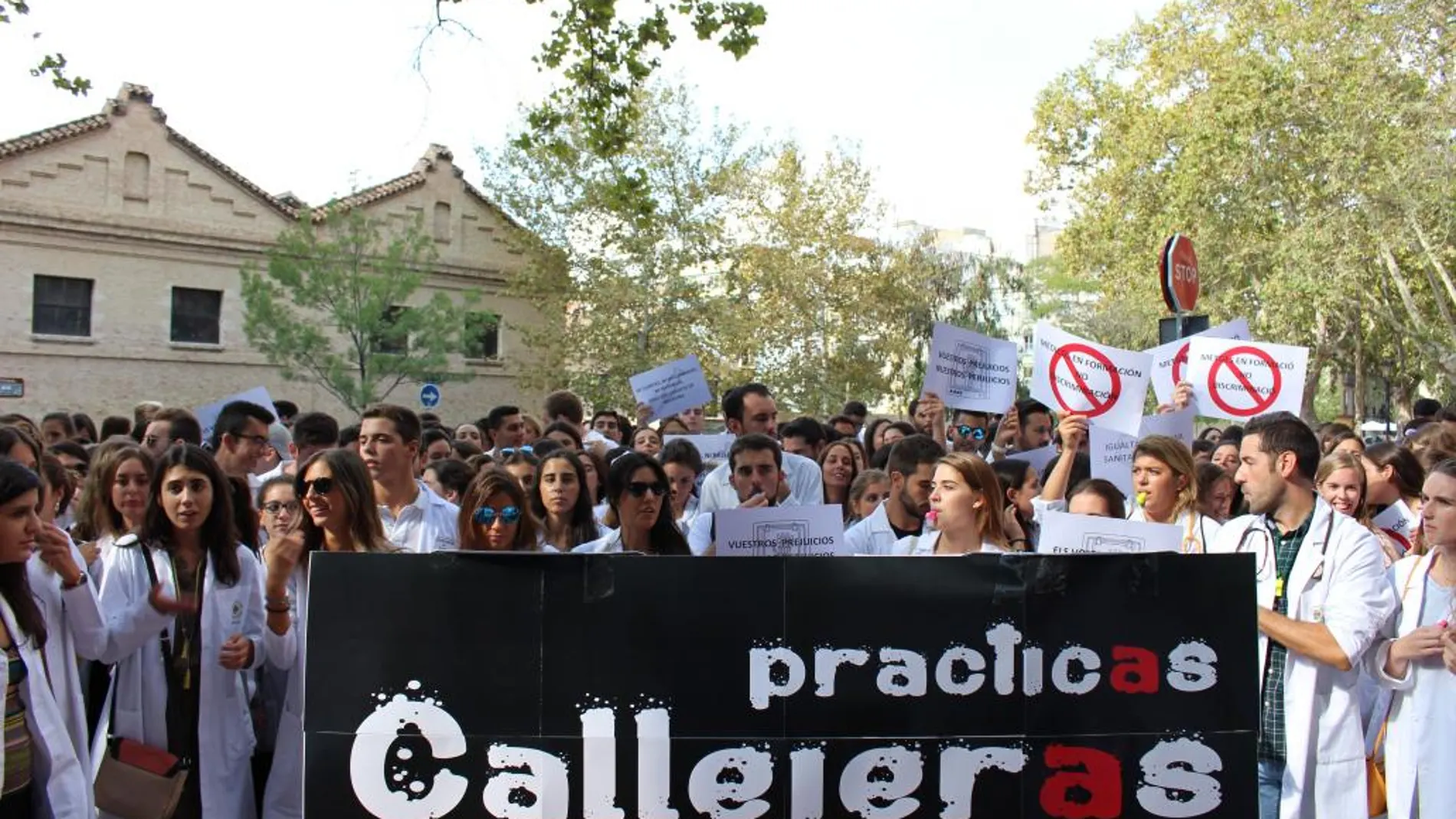 Los alumnos de sexto de Medicina del CEU-Cardenal Herrera se manifiestan frente a la Conselleria de Sanidad