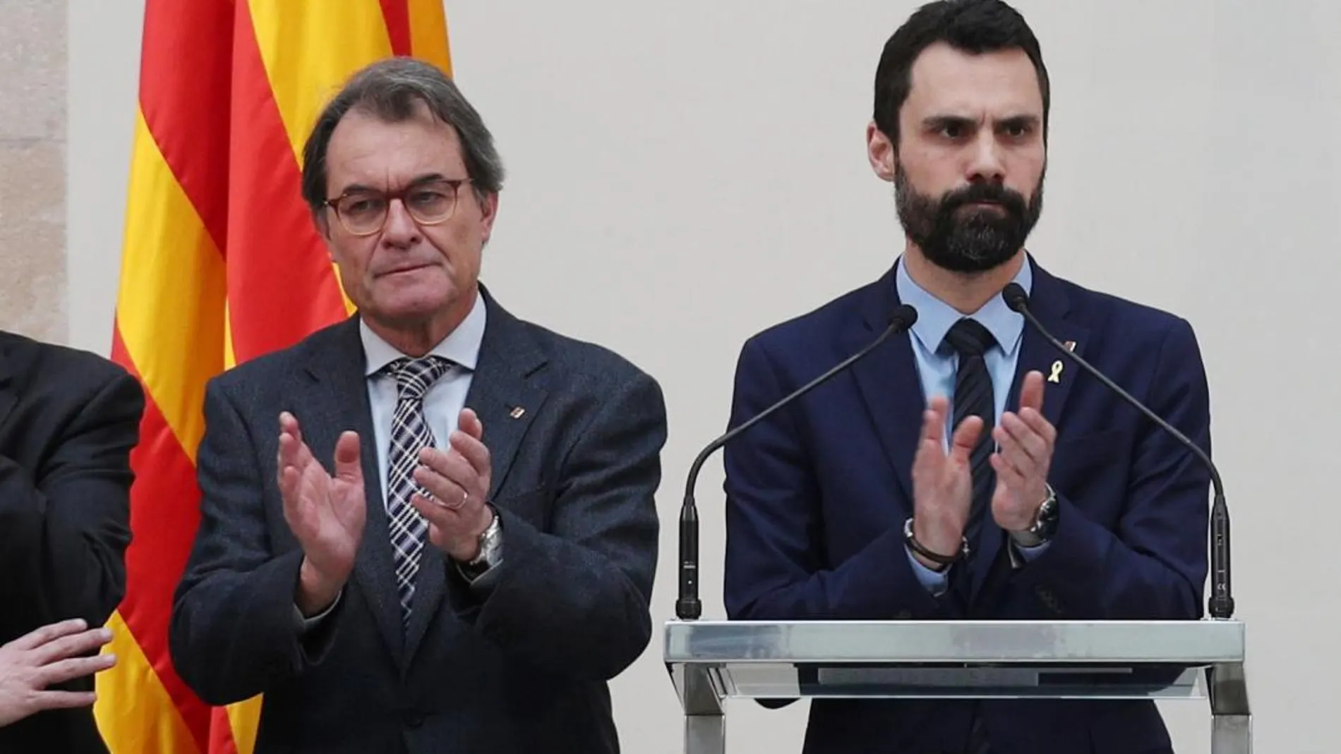 El presidente de la Mesa del Parlament, Roger Torrent, junto al expresidente catalán Artur Mas