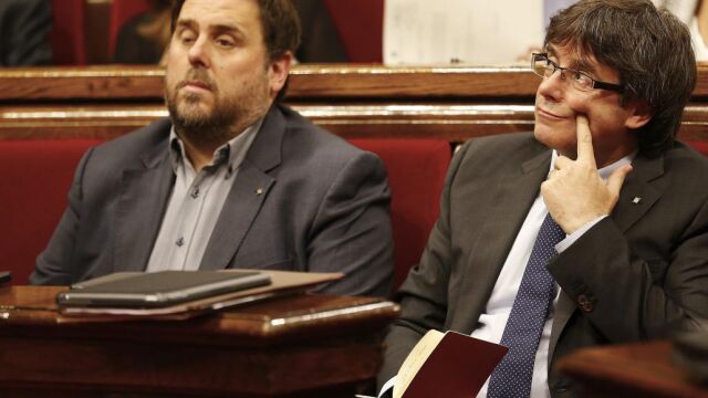 Carles Puigdemont y Oriol Junqueras, en el Parlamento de Cataluña cuando eran presidente y vicepresidente de la Generalitat