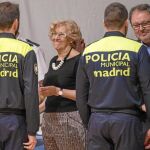 Carmena y el delegado de Seguridad, Javier Barbero, durante el acto de celebración del patrón de la Policía Municipal San Juan Bautista