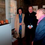 Herrera visita la exposición de Antonio López en Silos junto al propio artista, la consejera García-Cirac y Gonzalo Jiménez, entre otros