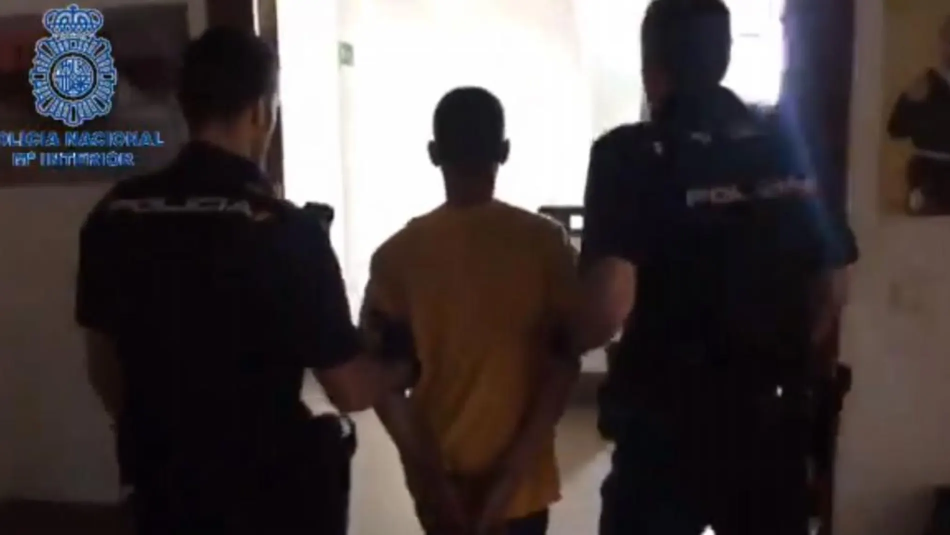 Imagen de dos agentes custodiando al detenido