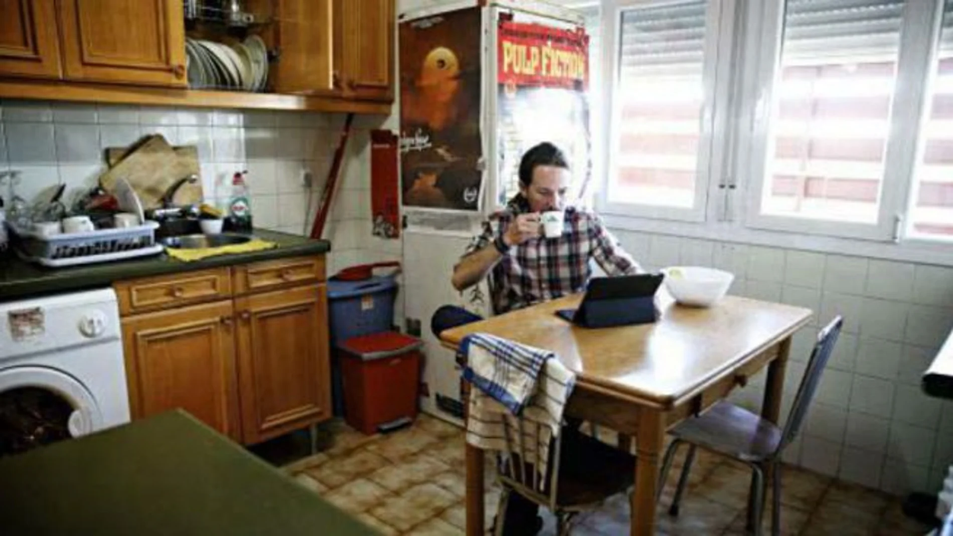 Pablo Iglesias en la cocina de su antigua casa con un bote de Fairy en el fondo/Twitter