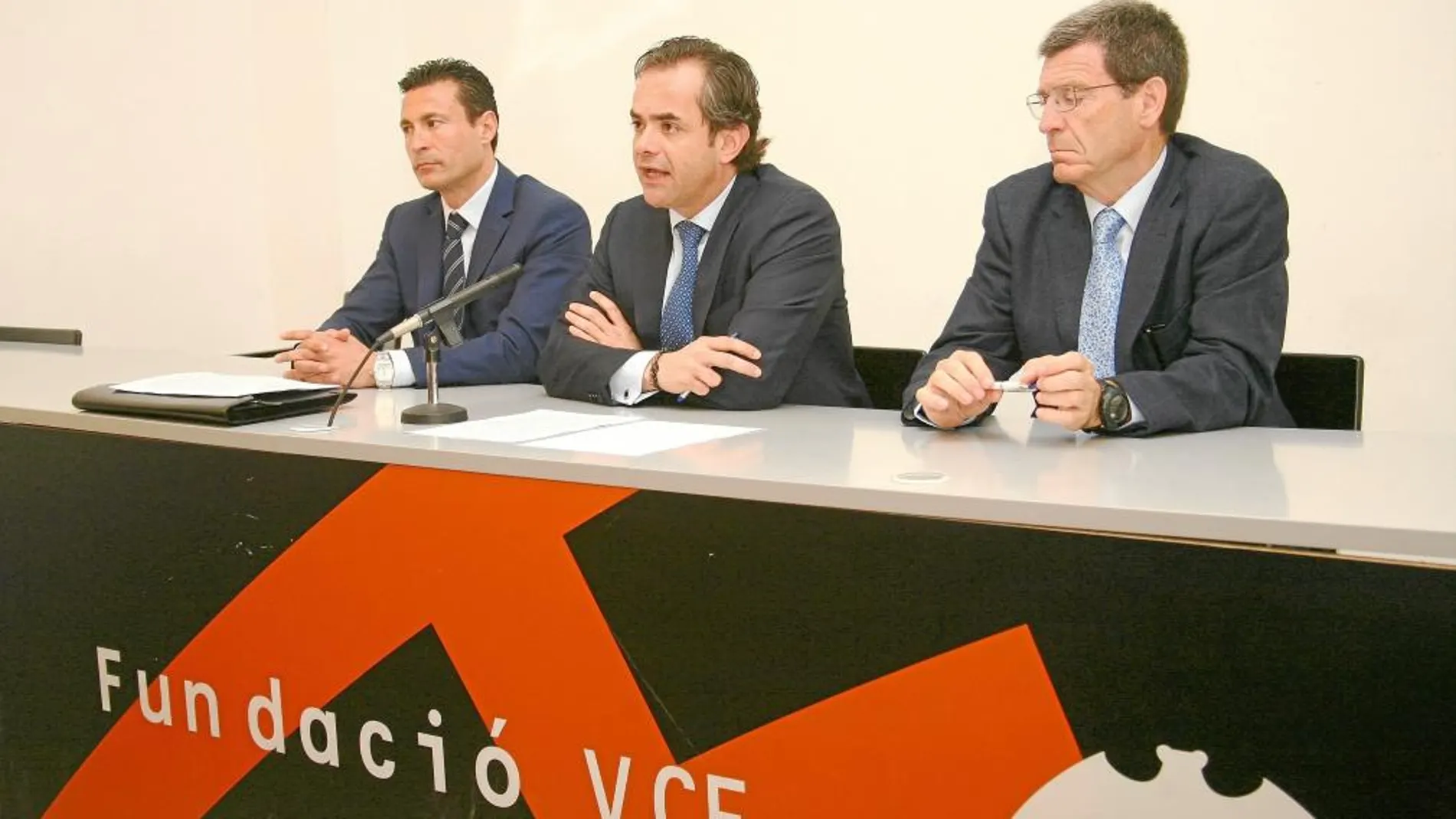El presidente de la Fundación, Federico Varona, Amadeo Salvo, a su derecha, y Aurelio Martínez, a su izquierda