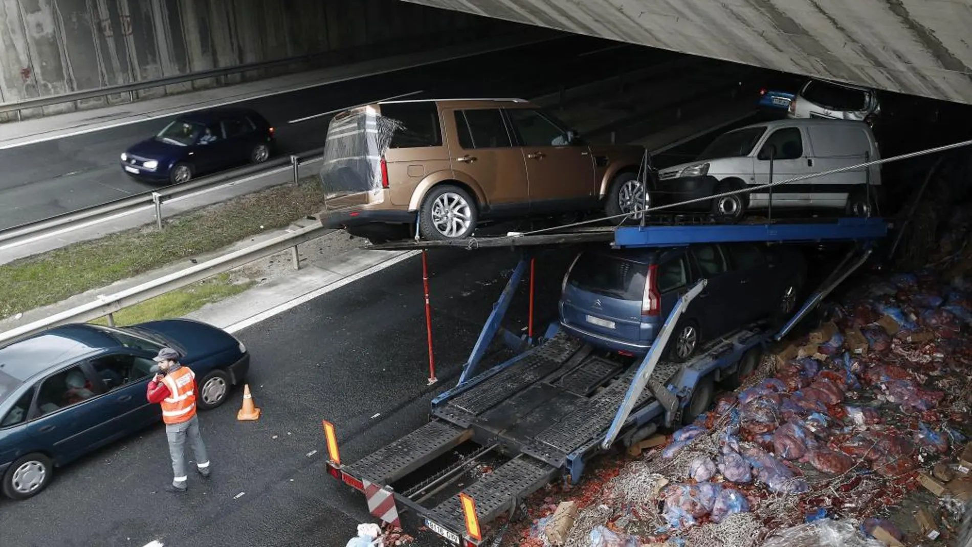 Un tráiler portacoches ha quedado empotrado contra un túnel en la A-15 a la altura del kilómetro 88, en sentido norte, en el término de Zizur Mayor