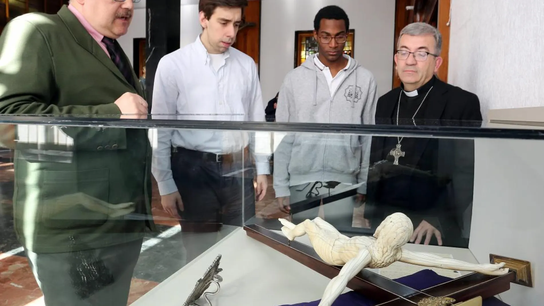 El obispo auxiliar de Valladolid, Luis Argüello, recorre la muestra «Tesoros del Seminario» junto al comisario Alejandro Rebollo y dos seminaristas