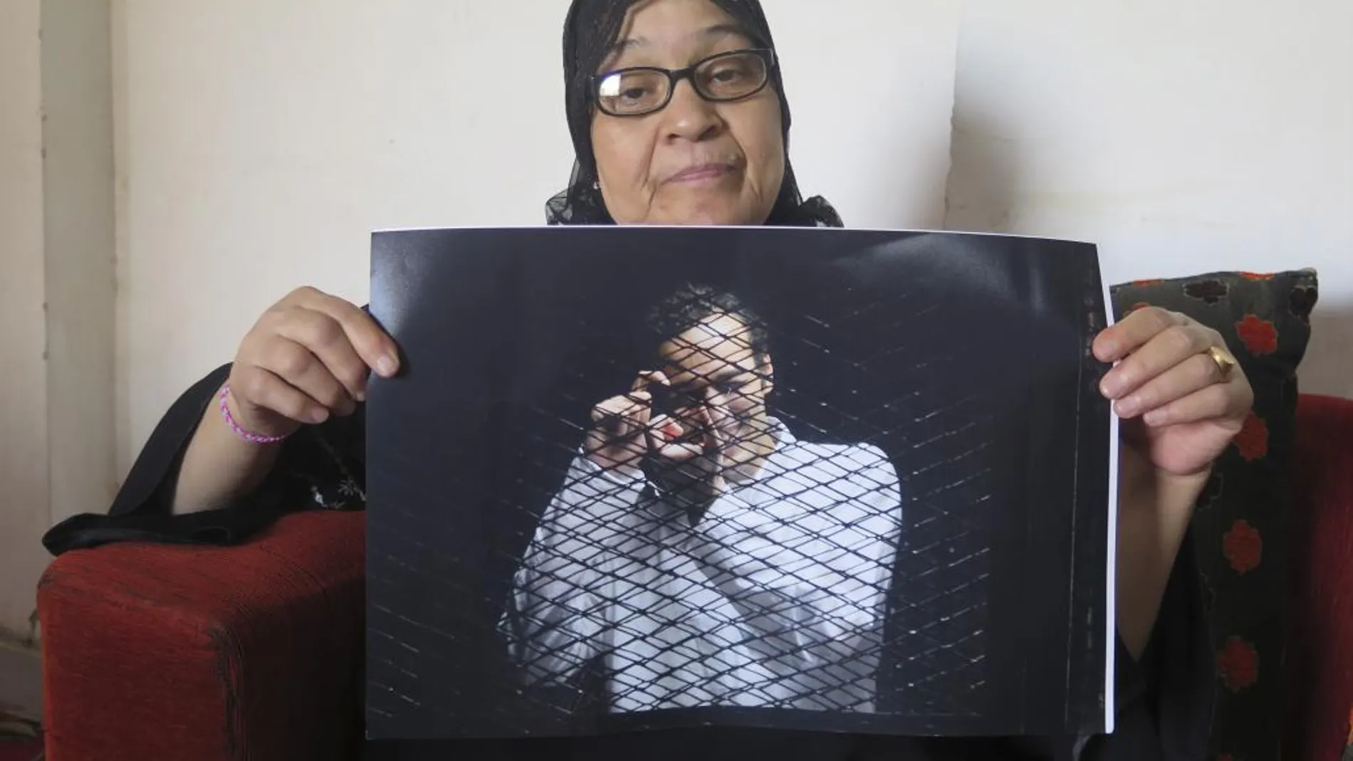 Reda, la madre del fotoperiodista egipcio Mahmud Abdelshakur Abu Zeid, alias "Shawkan", muestra una foto de su hijo