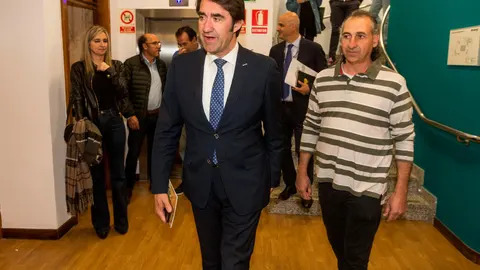 El consejero Juan Carlos Suárez-Quiñones, asiste a la jornada «Retos y oportunidades de la agricultura ecológica en Castilla y León», junto al coordinador de UCCL, Jesús Manuel Palacín
