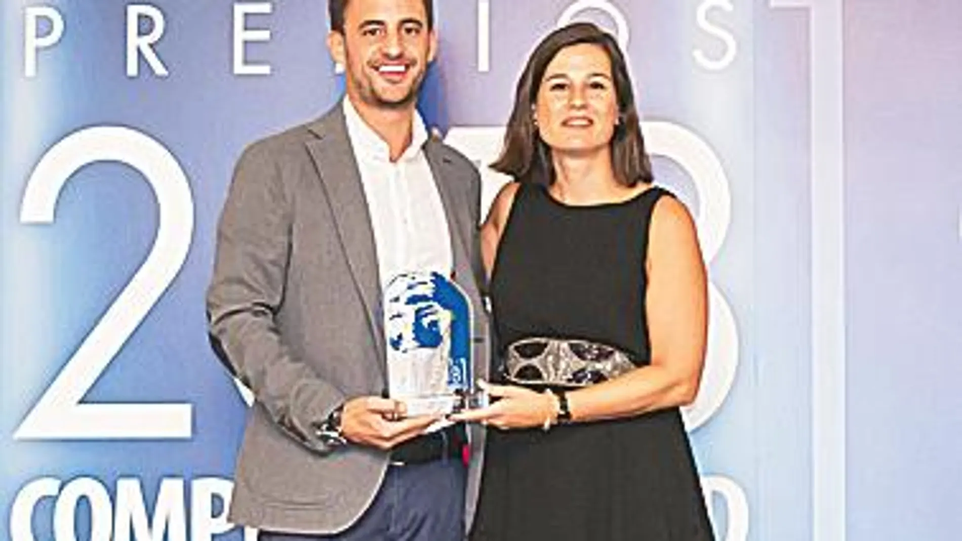 Iñaki Fuentes y Esther Macías recogieron el galardón