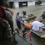 Varios miembros de la Guardia Nacional de Texas rescaten a los afectados por las inundaciones en la ciudad de Cypress Creek, en el estado de Texas