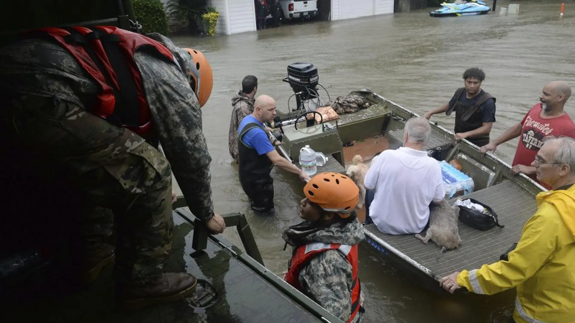 Varios miembros de la Guardia Nacional de Texas rescaten a los afectados por las inundaciones en la ciudad de Cypress Creek, en el estado de Texas