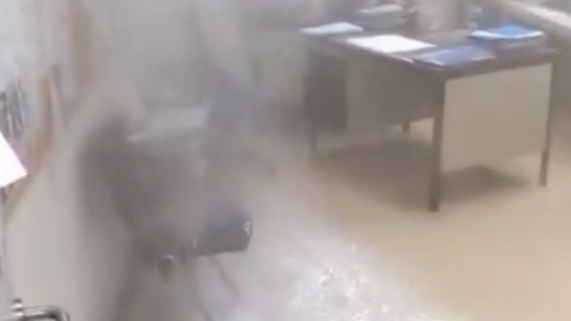 Una tubería inunda uno de los sótanos del Hospital de La Paz