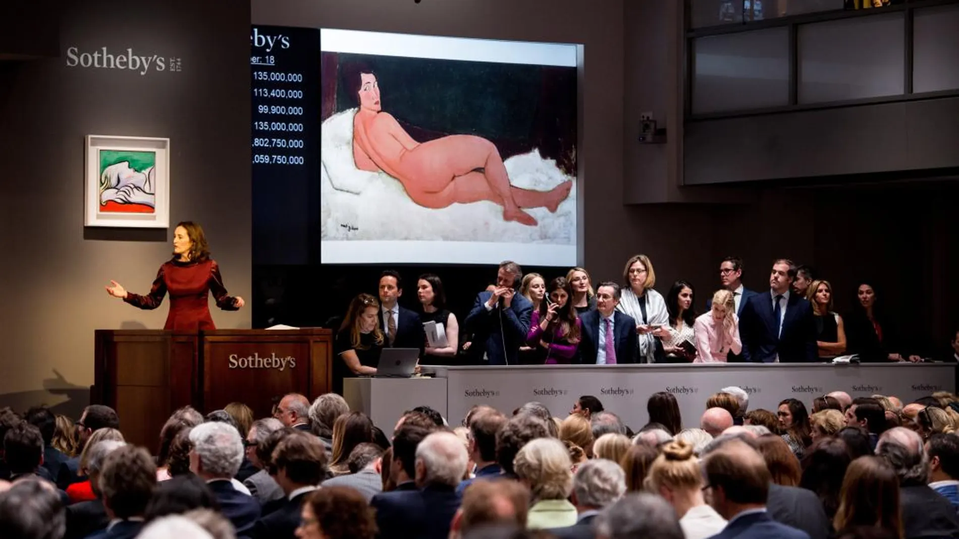 La obra Nu Couche (sur le cote gauche)' del artista Amedeo Modigliani, se exhibe durante la venta de la Subasta de Arte Moderno en Sothebys en Nueva York (EE.UU.). EFE/ALBA VIGARAY