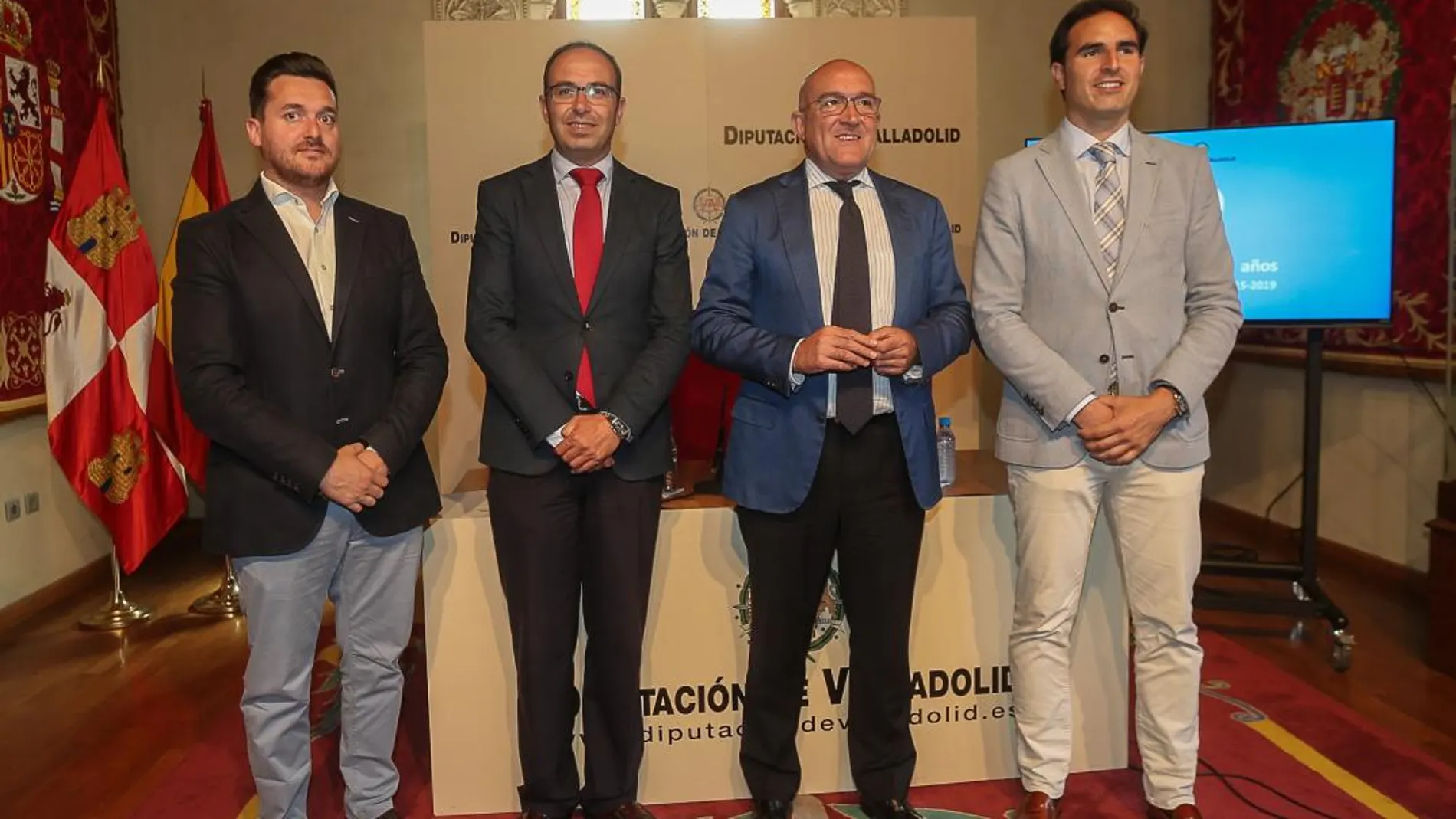 El presidente de la Diputación de Valladolid, Jesús Julio Carnero, junto a los diputados Víctor Alonso, Guzmán Gómez y Alberto Magdaleno