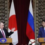 Vladimir Putin y Shinzo Abe durante la conferencia de prensa en Tokio