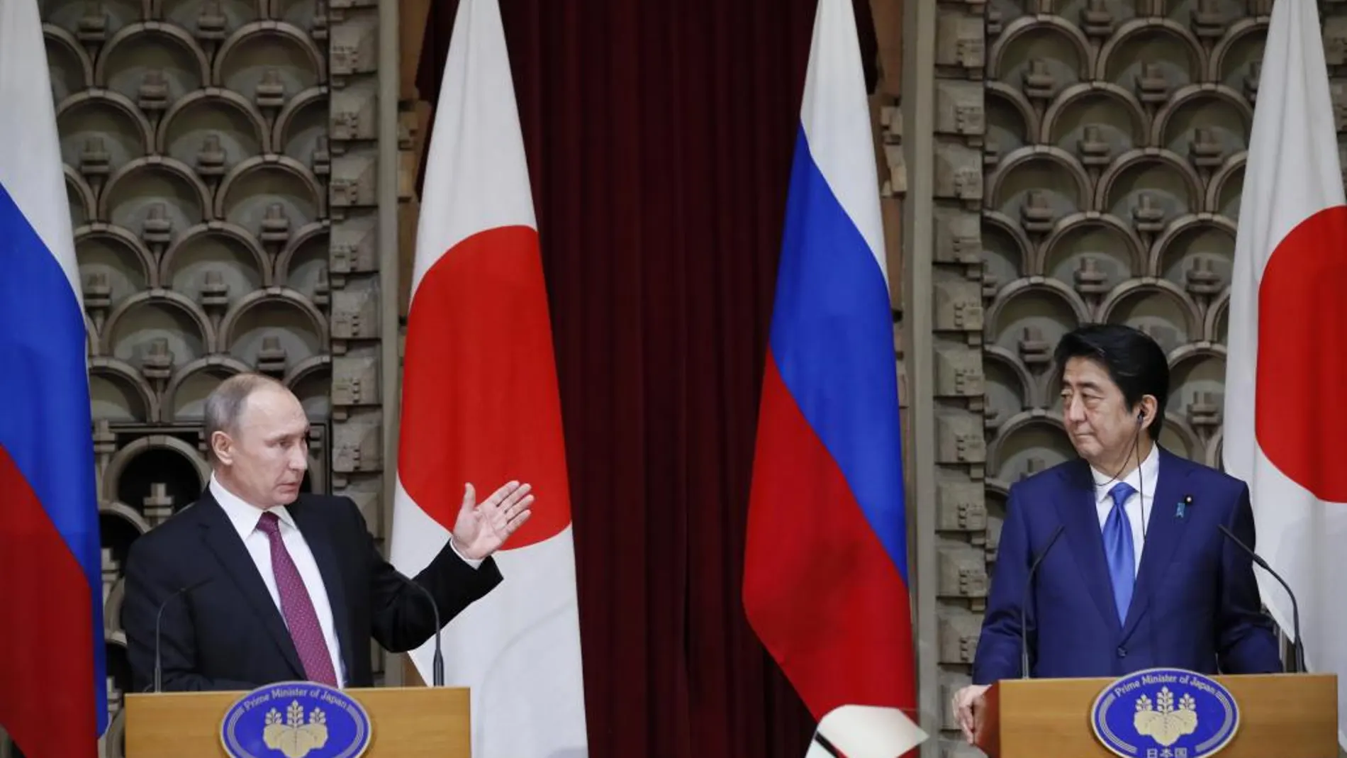 Vladimir Putin y Shinzo Abe durante la conferencia de prensa en Tokio